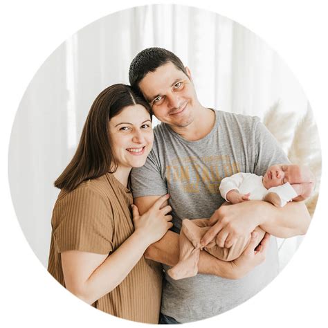 Dva partnerja držita novorojenčka