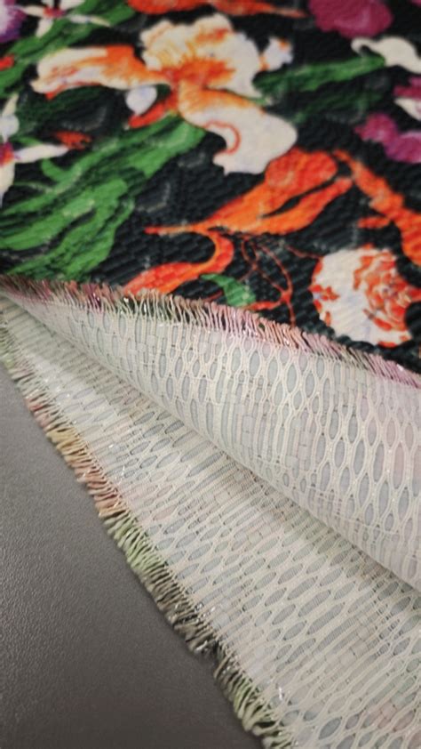 Vzorec tkanine za steznik z oznako zračnosti