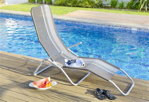 različni vrtni ležalniki različnih oblik in materialov