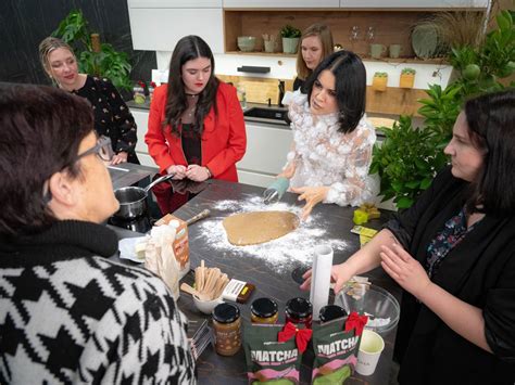 Nina Osenar v kuhinji z vegansko hrano