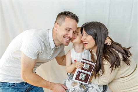 Družinska fotografija Katarine Hrestak z možem in sinom