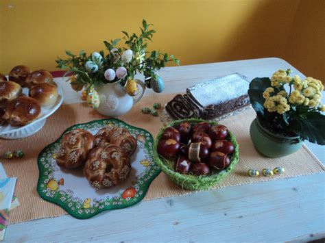 Velikonočna miza s tradicionalnimi jedmi