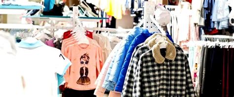 Notranjost trgovine z otroškimi oblačili