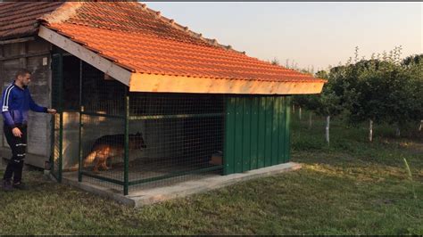Primer sodobnega boksa za prašiče s PVC stenami in rešetkastim dnom