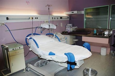 Notranjost sodobne porodne sobe z opremo za spremljanje materinskega in fetalnega zdravja