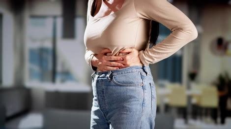 Ženska z izrazitim srbenjem na trebuhu