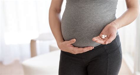 Ženska, ki načrtuje nosečnost in jemlje prenatalne vitamine