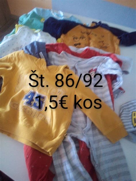 Različna rabljena otroška oblačila zložena