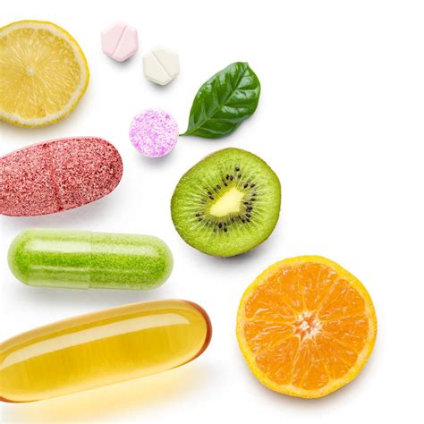 Prikaz različnih vitaminov in mineralov v obliki barvnih kroglic