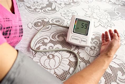 Nosečnica posluša srčni utrip otroka z ultrazvočnim dopplerjem