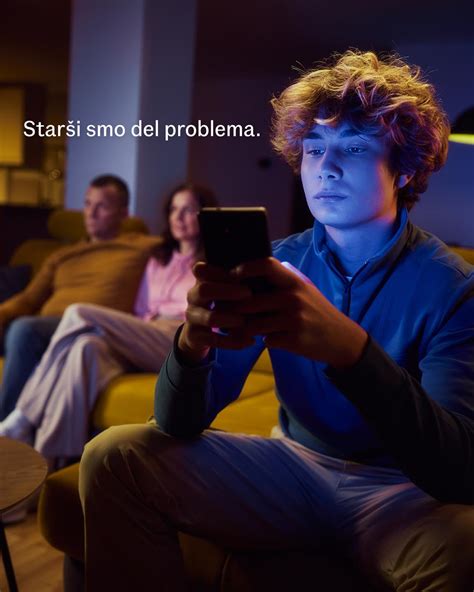 otroci gledajo risanke skupaj s starši