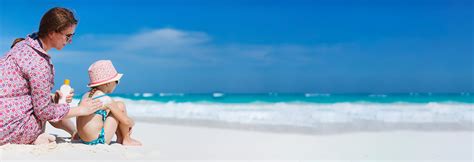 Ilustracija dojenčka, ki je zaščiten pred soncem