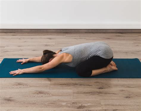 Nosečnica izvaja nežno raztezanje