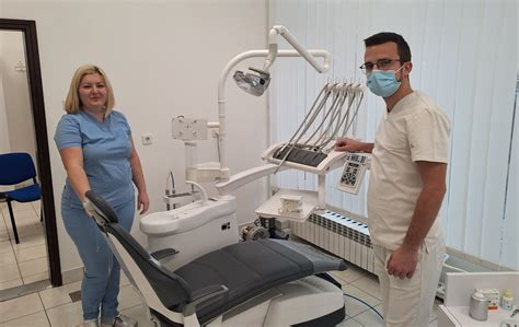 Ilustracija para, ki se pogovarja s specialistom v medicinski ordinaciji