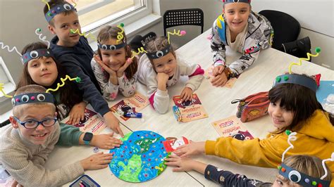Ilustracija otrokovih ust s poudarjenim priraščenim jezičkom