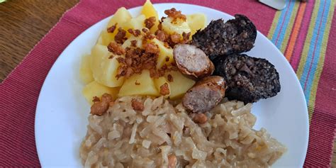 Ilustracija dojenčka, ki je z veseljem kosilo