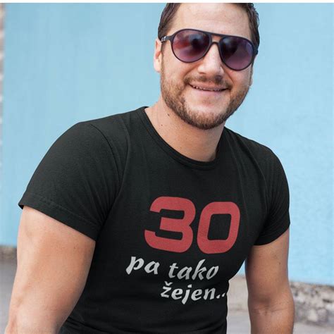 Oseba, ki nosi majico z napisom 