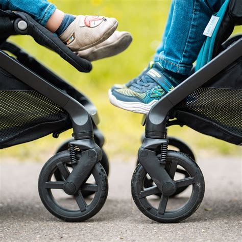 Podrobnosti ogrodja in koles otroškega vozička Laret