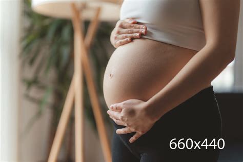 Slika nosečnice, ki čuti gibe otroka