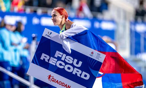 Ženska, ki se sprošča ob oknu