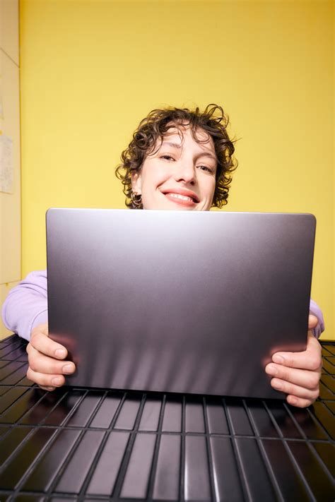 Ženska Devica pri delu na računalniku