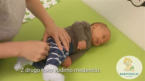 Ilustracija ženske v položaju na vseh štirih za obračanje dojenčka