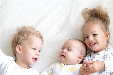 Ilustracija, ki prikazuje mamico s tremi dojenčki