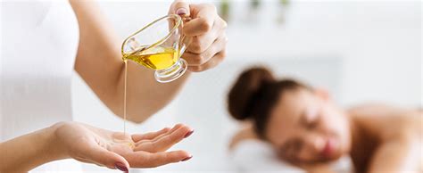 Dojenček med masažo z oljem