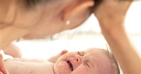 Dojenček z izrazom bolečine zaradi trebušnih krčev