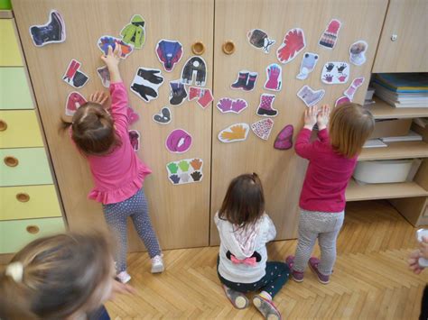 Dojenček oblečen v prikupna oblačila