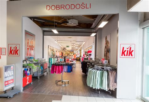 Prikaz raznolikosti izdelkov v KiK trgovini: oblačila, dodatki, dekoracija