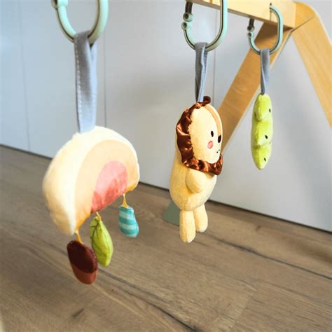 Telovadba za dojenčke z visečimi igračami