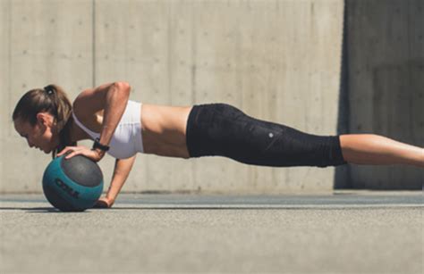 Nosečnica izvaja vajo za krepitev trebušnih mišic