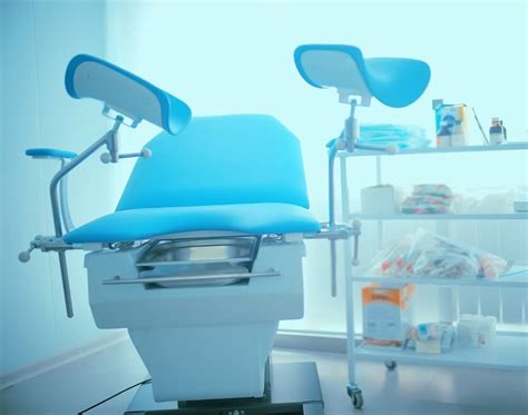 Ilustracija ženske, ki nudi podporo drugi ženski med porodom