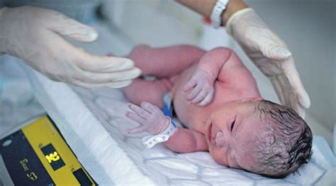 Novorojenček v porodnišnici