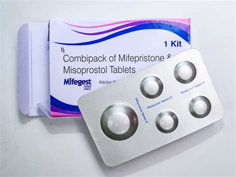 Škatlica tablet mifepristona in misoprostola