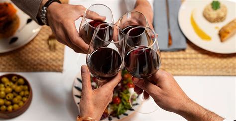 Kava in kozarec vina ob večerji