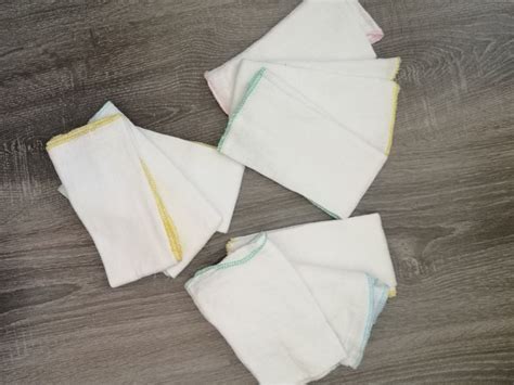 Prikaz pravilnega zavihavanja pleničke okoli popka