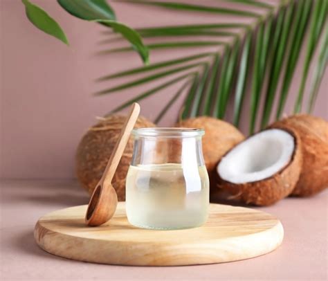 boca kokosovega olja in sveži kokos