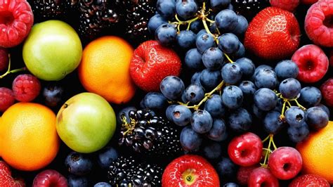 Ilustracija različnih vrst zelenjave in sadja, bogatih z vitaminom C