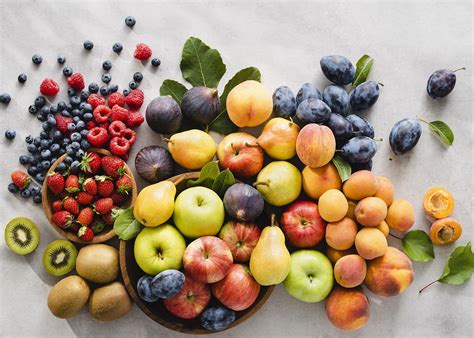 Različno sadje in zelenjava, kot so jabolka, banane, brokoli in korenje