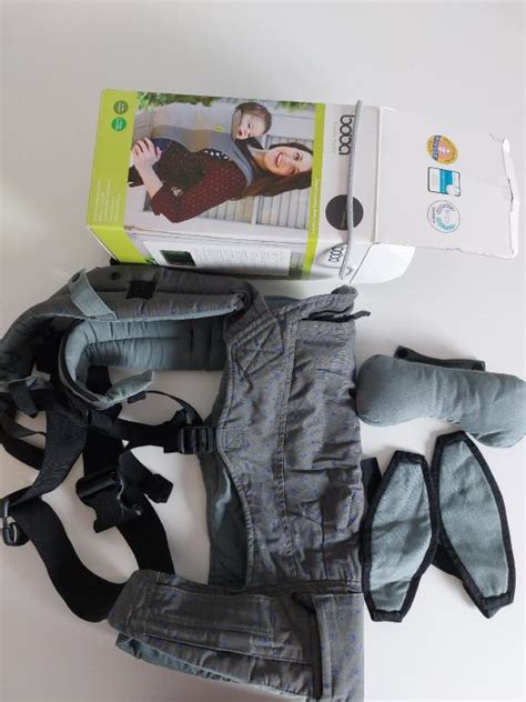 Starš, ki uporablja nosilko za dojenčka