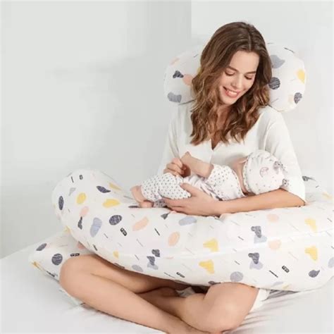 Ženska v udobnih oblačilih za dojenje