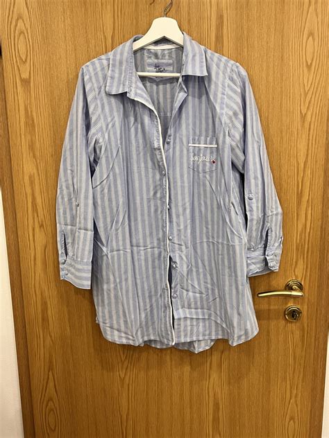 Nosečnica v udobni spalni srajci