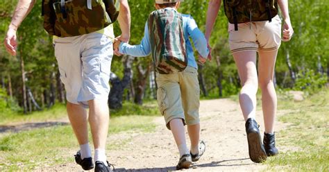 Pohodnica z otrokom na poti