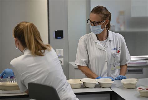 Zdravstveni delavec pri pregledu novorojenčka