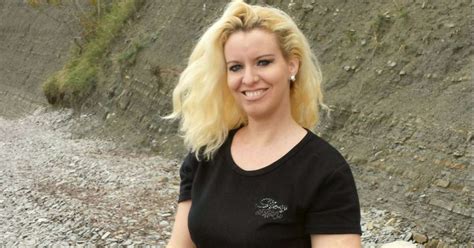 Starš bere knjigo dojenčku