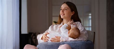 Simbolična slika povezanosti matere in otroka skozi dojenje