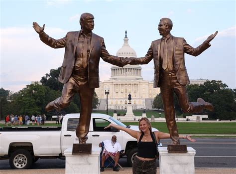 Slika dveh starejših dvojčkov, ki se držita za roke