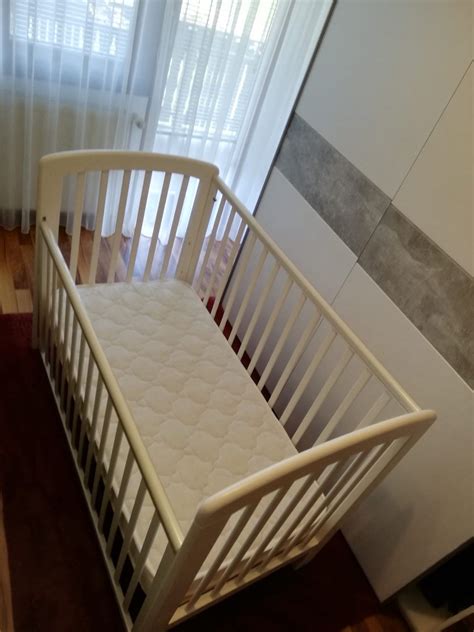otroška posteljica z varnostnimi merami